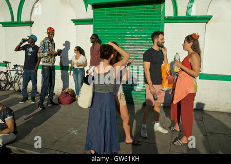 Nachtschwärmer genießen Hackney Karneval in den Straßen von Dalston. London. UK Stockfoto