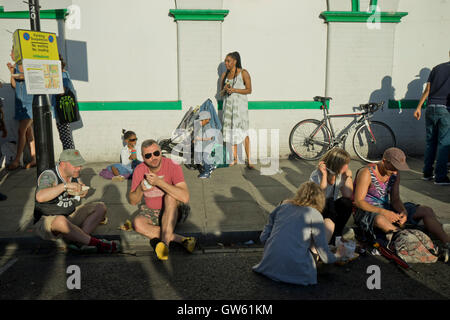 Nachtschwärmer genießen Hackney Karneval in den Straßen von Dalston. London. UK Stockfoto