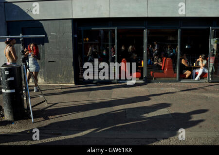 Nachtschwärmer genießen Hackney Karneval in den Straßen von Dalston. London. UK Stockfoto