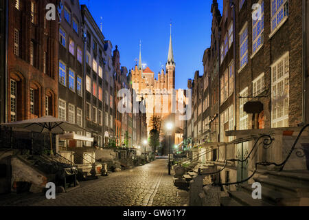 Mariacka Street in der Nacht in Danzig, Polen, Old Town, Häuser historischen Bürgerhäusern mit Freitreppenanlagen, St. Mary Church am Ende. Stockfoto