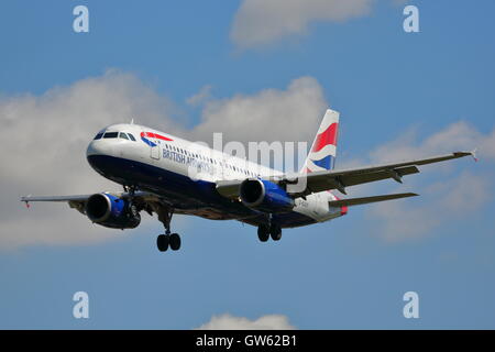 British Airways Airbus A320-200 G-EUUY landet auf dem Flughafen London Heathrow Stockfoto