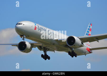 American Airlines Boeing 777-300ER N724AN Landung am Flughafen London Heathrow, Vereinigtes Königreich Stockfoto