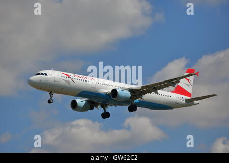 Austrian Airlines Airbus A321-200 OE-LBF landet auf dem Flughafen London Heathrow, Vereinigtes Königreich Stockfoto