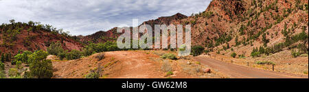 Panorama von trockenen Tal entlang trockenes Flussbett in landschaftlich reizvolle Fahrt von Brachina Gorge im Flinders Ranges National Park, South Australia. Stockfoto