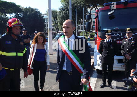 Rom, Italien. 12. Sep, 2016. Der Vize-Bürgermeister von Rom Daniele Frongia legte einen Lorbeerkranz in Gedenken an die Opfer des Angriffs Twin Towers, vor zwei römischen Säulen platziert in Piazza di Porta Capena, besuchte zum Gedenken an die Toten des 11. September 2001, mit Feuerwehr und Katastrophenschutz. Bildnachweis: Matteo Nardone/Pacific Press/Alamy Live-Nachrichten Stockfoto