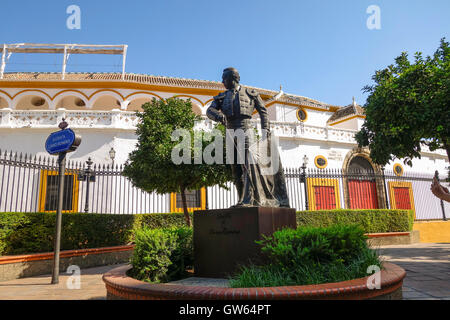 Curro Romero Bronze Statuein vor der Stierkampfarena Maestranza in Sevilla, Andalusien, Spanien. Stockfoto