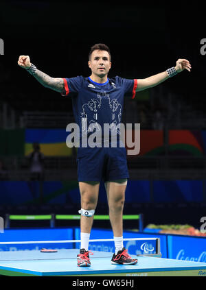 Großbritanniens Will Bailey feiert Sieg der Klasse 7 Herren Einzel Tischtennis Gold Medal-Match, am fünften Tag der Rio Paralympischen Spiele 2016 in Rio De Janeiro, Brasilien. Stockfoto