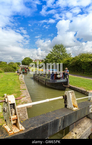 Bunte Lastkähne, die Eingabe eines der 16 sperrt Caen Hill auf die Kennet & Avon Kanal nr Devizes, Wiltshire, England, UK Stockfoto