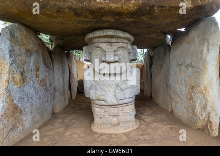 Komplex von präkolumbianischen megalithischen Grabdenkmäler und Statuen, Stein Statuar, Grabhügel, Terrassen, Grabbeigaben Strukturen Stockfoto