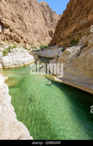 Wadi als Shab berühmt und besuchten Wadi in Oman mit fabelhaften natürlichen Pools. Stockfoto