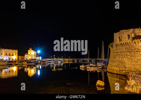 Gallipoli bei Nacht. Blick auf das Schloss Stockfoto