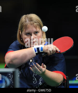 Die britische Susan Gilroy tritt am fünften Tag der Paralympischen Spiele von Rio 2016 in Rio de Janeiro, Brasilien, beim Tischtennis-Bronzemedaillenspiel der vier Frauen der Klasse an. Stockfoto