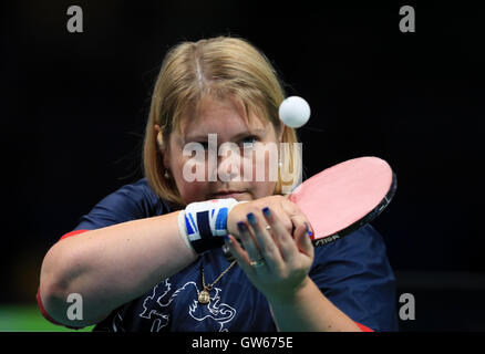 Großbritanniens Susan Gilroy konkurriert in der Klasse vier Damen Einzel Tischtennis bronze Medal Match, am fünften Tag der Rio Paralympischen Spiele 2016 in Rio De Janeiro, Brasilien. Stockfoto