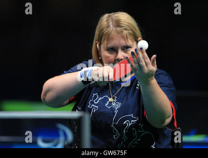 Großbritanniens Susan Gilroy konkurriert in der Klasse vier Damen Einzel Tischtennis bronze Medal Match, am fünften Tag der Rio Paralympischen Spiele 2016 in Rio De Janeiro, Brasilien. Stockfoto