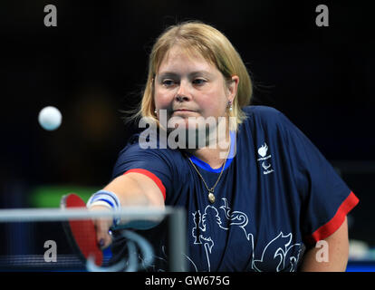 Großbritanniens Susan Gilroy konkurriert in der Klasse vier Damen Einzel Tischtennis bronze Medal Match, am fünften Tag der Rio Paralympischen Spiele 2016 in Rio De Janeiro, Brasilien. Stockfoto