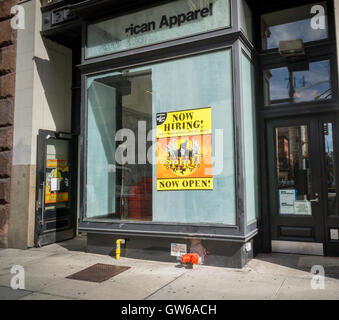 Ein "Jetzt mieten" Schild im Fenster ein Geist Halloween pop-up Store in New York am Samstag, 3. September 2016. Vermieter, die verwendet, um kurzfristige Mietverträge zu widerstehen sind das Konzept von Pop-ups, um Einkommen aus leeren Einzelhandelsimmobilien umfassend. (© Richard B. Levine) Stockfoto