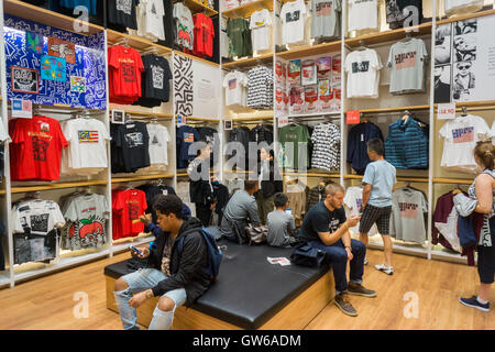 Einkaufen im neu renovierten Uniqlo Store in Soho in New York auf Samstag, 3. September 2016. (© Richard B. Levine) Stockfoto