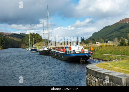 Die "Eagle Barge" schwimmenden Pub und Café auf dem Caledonian Canal bei Laggan Locks in den Great Glen, Scotland, UK Stockfoto