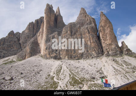 Tre Cime di Lavaredo (aka Drei Zinnen) Naturpark (Naturpark), in den Sextener Dolomiten, Provinz Belluno, Region Venetien, Italien. Stockfoto