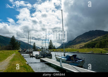 Boote vertäut an der Caledonian Canal bei Laggan Locks in den Great Glen, Schottland, UK Stockfoto