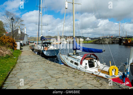 Boote vor Anker in der Crinan-Becken auf den Crinan Canal bei Crinan, Argyll and Bute, Scotland, UK Stockfoto