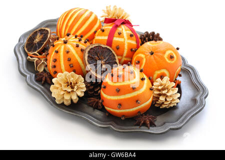 gewürzte orange Pomander Kugeln, duftende Weihnachten Tischdekoration isoliert auf weißem Hintergrund Stockfoto