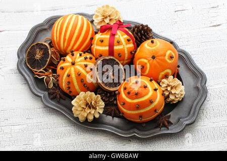 gewürzte orange Pomander Kugeln, duftende Weihnachten Tischdekoration Stockfoto