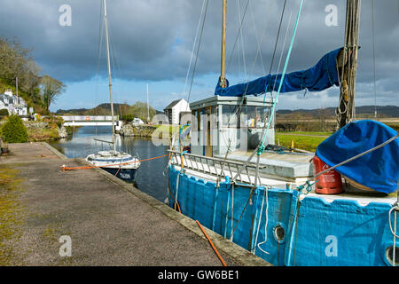 Boote vor Anker in der Nähe von Bellanoch Brücke über den Crinan Canal, Argyll and Bute, Scotland, UK Stockfoto