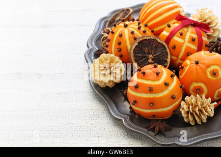 gewürzte orange Pomander Kugeln, duftende Weihnachten Tischdekoration Stockfoto