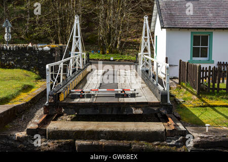 Der einziehbare Brücke bei Dunardry, Lock 11 auf den Crinan Canal, Argyll and Bute, Scotland, UK Stockfoto