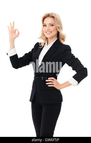 Glücklich lächelnde schöne junge Geschäftsfrau zeigt Ordnung Geste, auf weißen Hintergrund isoliert Stockfoto