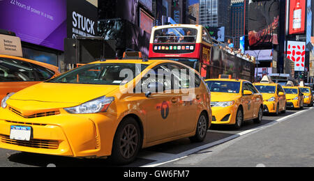 Gelben Taxis am Times Square ist ein großen kommerziellen Kreuzung und Viertel in Midtown Manhattan, New York City Stockfoto