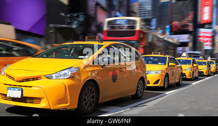 Gelben Taxis am Times Square ist ein großen kommerziellen Kreuzung und Viertel in Midtown Manhattan, New York City Stockfoto