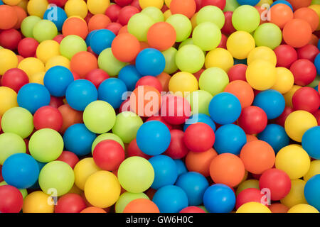 Detail von vielen bunten Plastikbällen. Stockfoto