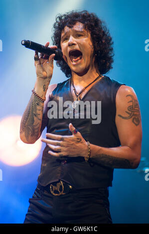 Enrique Bunbury führt auf der Bühne während Tag 1 des Cruilla Festival im Parc del Forum. © Charlie Perez/Alamy Stockfoto