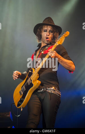 Enrique Bunbury führt auf der Bühne während Tag 1 des Cruilla Festival im Parc del Forum. © Charlie Perez/Alamy Stockfoto