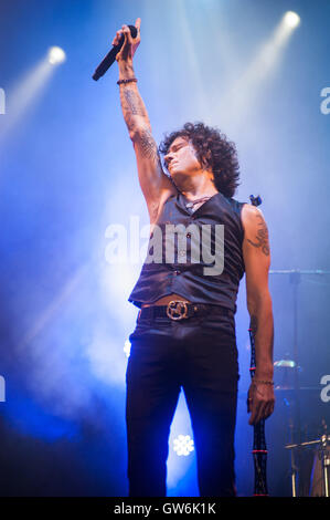 Enrique Bunbury führt auf der Bühne während Tag 1 des Cruilla Festival im Parc del Forum. © Charlie Perez/Alamy Stockfoto