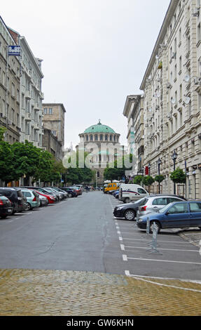 Sofia, Bulgarien: Suche entlang der Uliza Saborna in Richtung der Kathedrale Kirche von Sveta Nedelya (St. Nedelya) Stockfoto