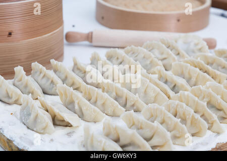 Rohe Knödel auf dem hölzernen Schreibtisch, Ansicht von oben Stockfoto