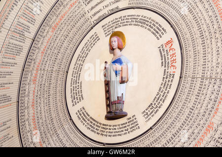 Die Saint Lawrence in der Mitte der Uhr in der Kathedrale von Lund, mit einem Grill und einem Buch in seinen Händen Stockfoto