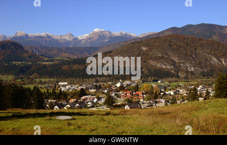 Bohinjska Bistrica mit dem höchsten Berg Sloweniens, dem Triglav Stockfoto