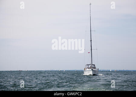 Segelboot ohne seine Segel oben. Motor angetrieben. Stockfoto