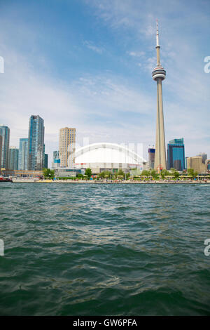 Ein Blick auf Toronto vom Hafen an einem sonnigen Tag Stockfoto