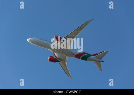 Kenya Airways Boeing 787-8 Dreamliner Flugzeuge vom Flughafen Heathrow, Greater London, England, Vereinigtes Königreich Stockfoto