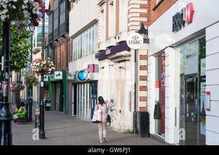 Reihe von Retail Banken, High Street, Staines-upon-Thames, Surrey, England, Vereinigtes Königreich Stockfoto