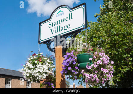 Dorf Zeichen auf grün, High Street, Stanwell Dorf, Stanwell, Surrey, England, Vereinigtes Königreich Stockfoto