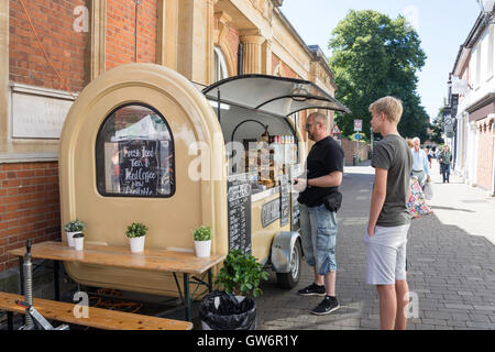 Essen und Kaffee Kiosk, Market Street, Winchester, Hampshire, England, Vereinigtes Königreich Stockfoto