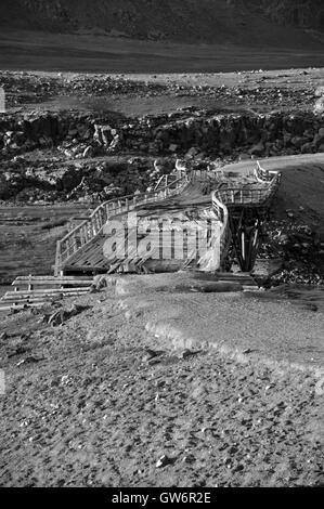 Holzbrücke über die chuluut Fluss, Mongolei Stockfoto