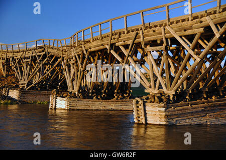 Holzbrücke über die chuluut Fluss, Mongolei Stockfoto