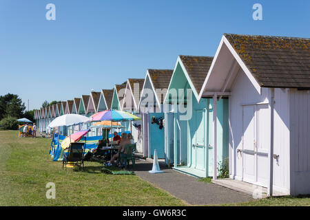 Bunte Strandhäuschen am Eastney Strand, Southsea, Portsmouth, Hampshire, England, Vereinigtes Königreich Stockfoto